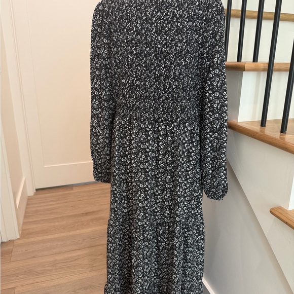 Fashion -Black and White Floral Dress - Picture 4 of 5